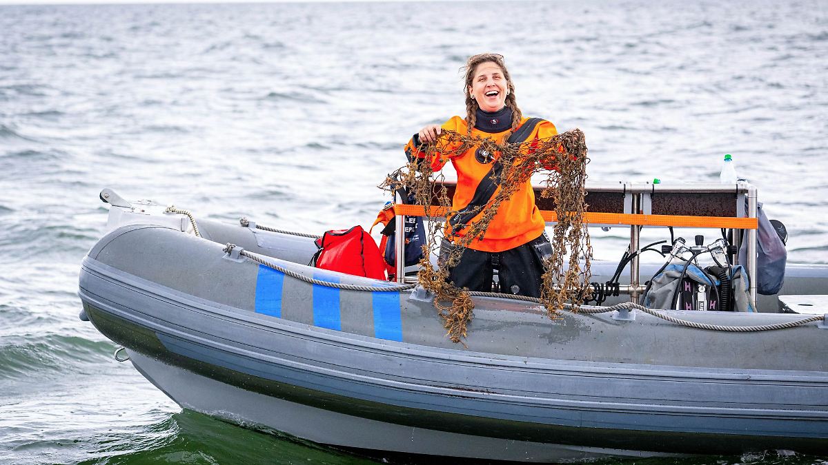 Niedersachsen & Bremen: Taucher bergen kiloweise Geisternetze aus der Nordsee