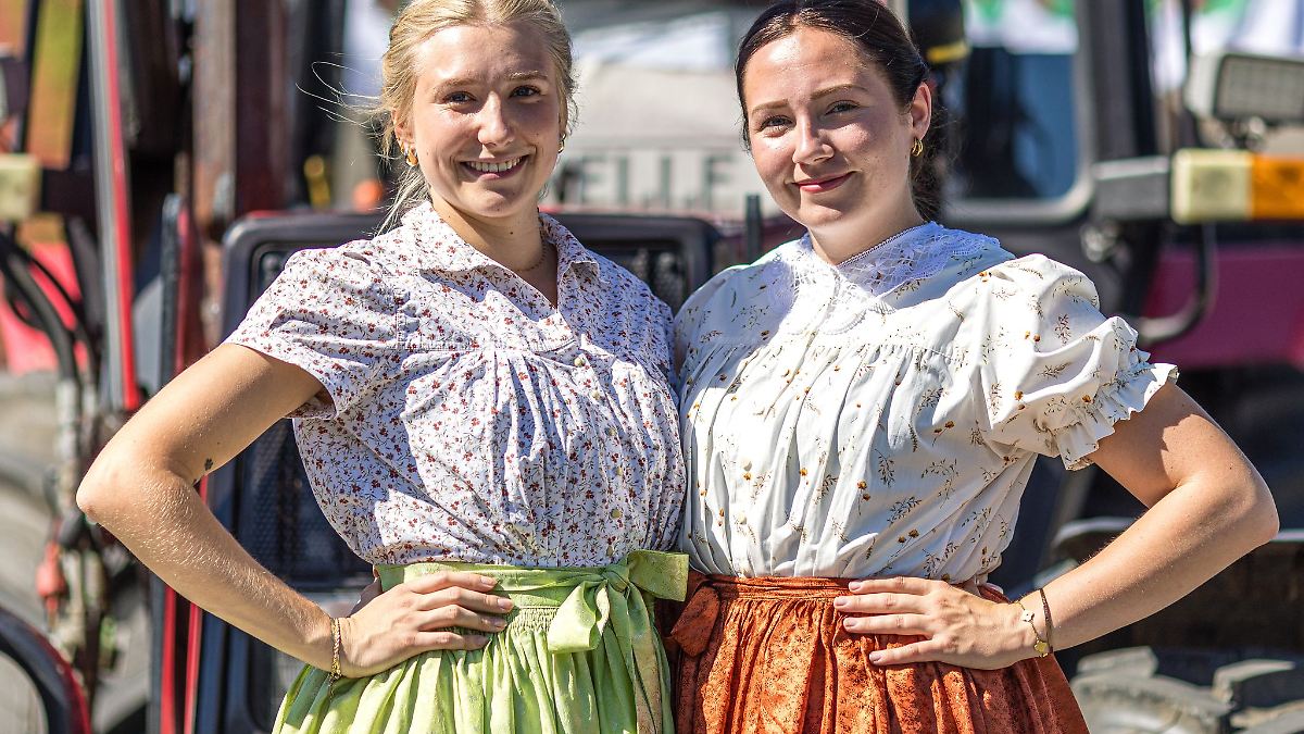 Berlin & Brandenburg: Farbenfroher Umzug beim Heimat- und Trachtenfest in Burg