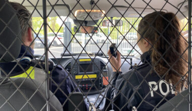 Fotofahndung (Link): Unbekannte stehlen im Parkhaus Schmuck aus PKW