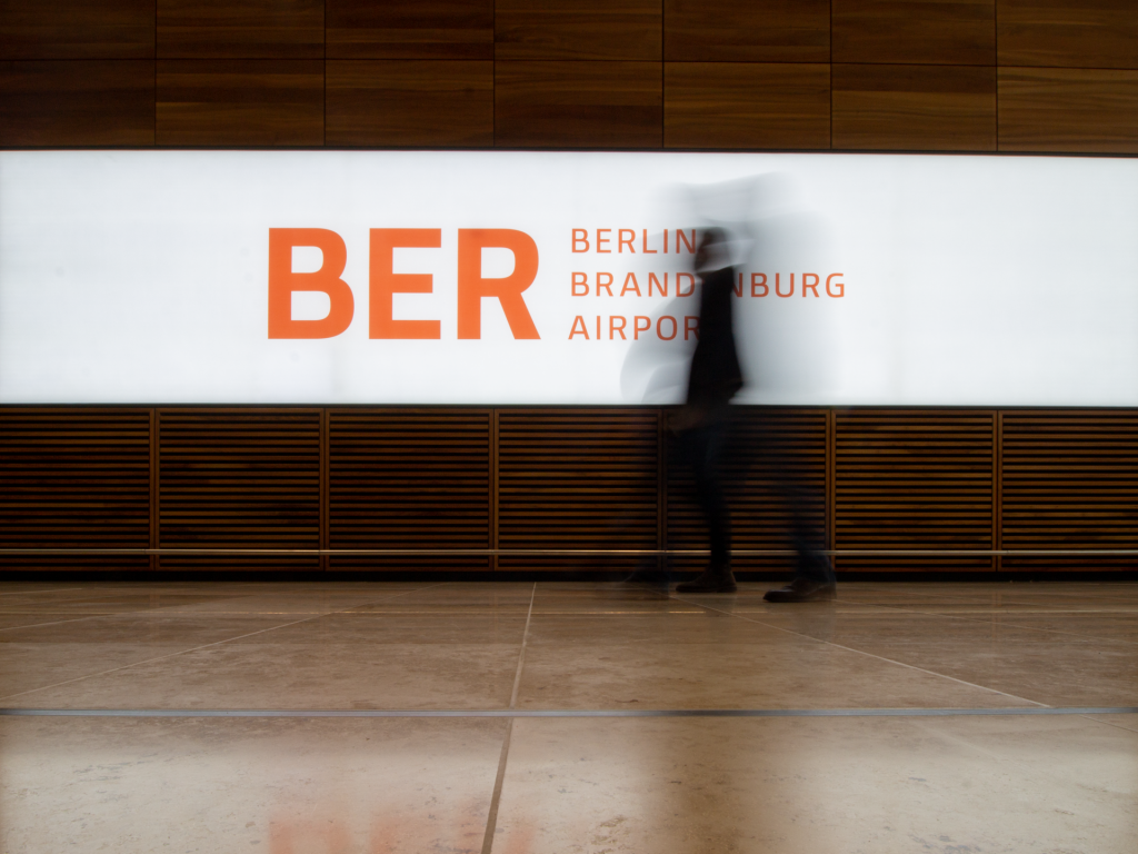 Flughafen Berlin-Brandenburg: Nach Hackerangriff auf Passagierabfertigung auch am Sonntag Probleme