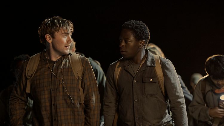 Garraty (Cooper Hoffman) und McFries (David Jonsson) freunden sich auf dem "Long Walk" an.