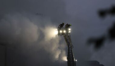 Nordrhein-Westfalen: Großbrand in Sperrmüll-Halle - Feuer nicht unter Kontrolle