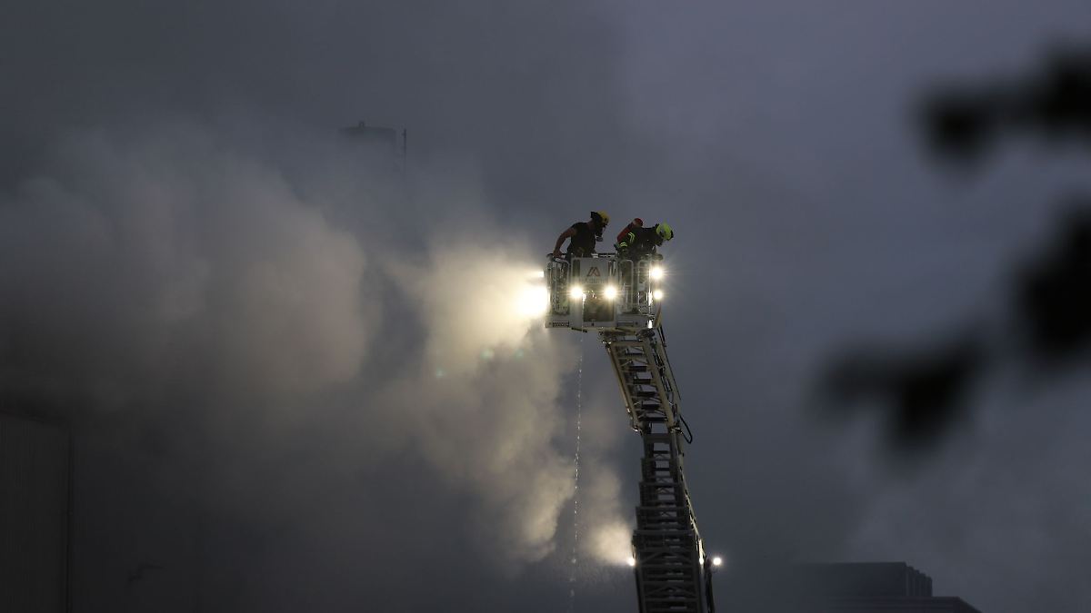 Nordrhein-Westfalen: Großbrand in Sperrmüll-Halle - Feuer nicht unter Kontrolle