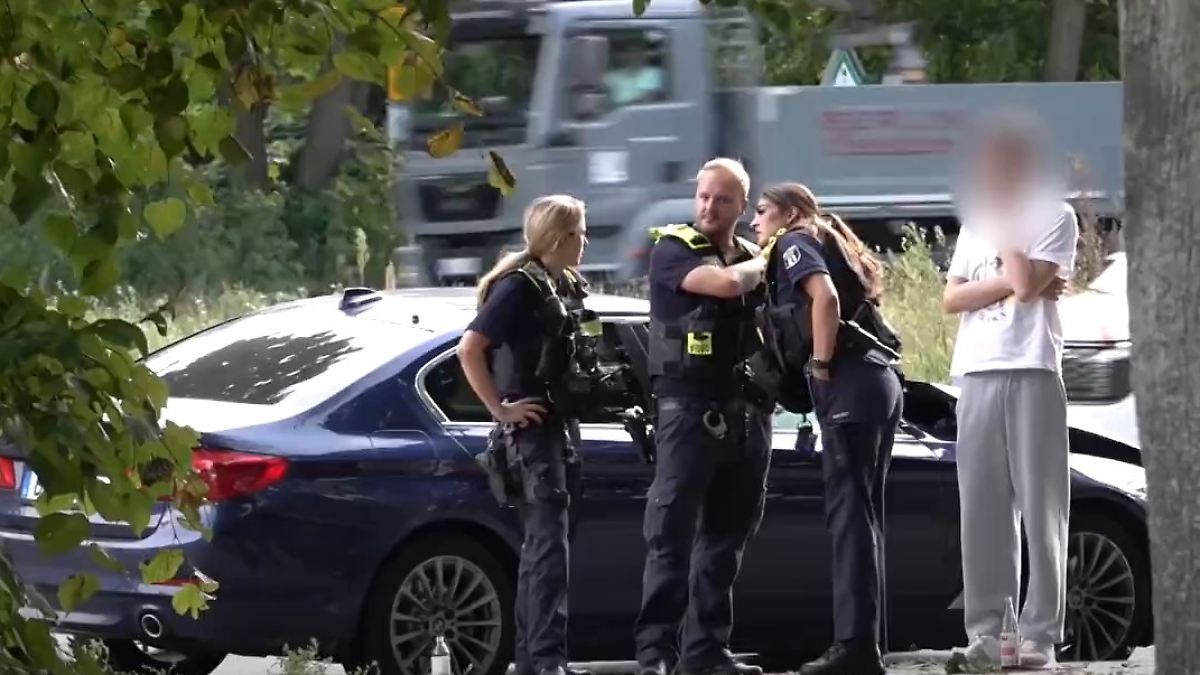 Rote Ampel in Berlin ignoriert: Auto fährt in Gruppe - Betreuerin und Kinder verletzt