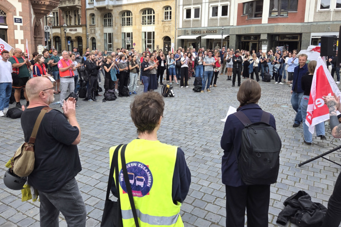 Millionen-Loch treibt Uni-Mitarbeiter auf die Straße + Video · Leipziger Zeitung