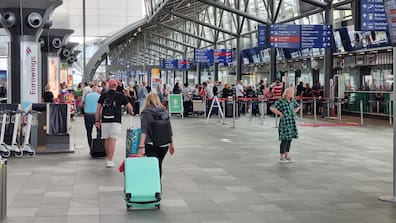 Reisende im Leipziger Flughafenterminal: Das Angebot bleibt auch in Sachsen unter Vor-Corona-Niveau