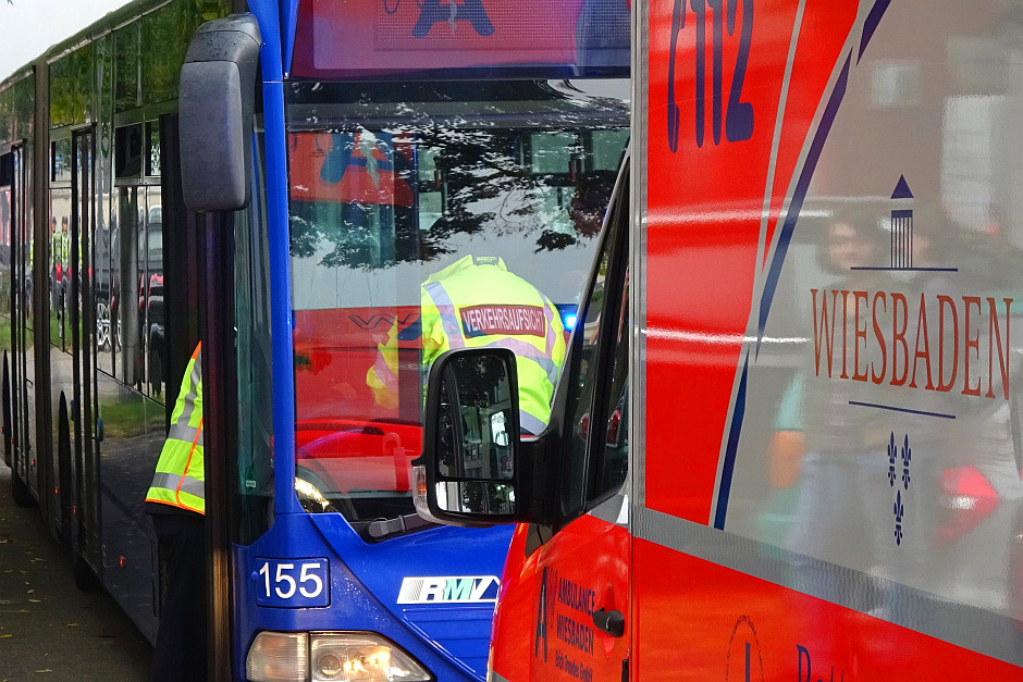 Ein Vorfahrtsverstoß hat am Mittwochmorgen in Wiesbaden zu einem Unfall im Linienbus geführt. Eine Frau verletzte sich beim abrupten Bremsmanöver leicht und musste in ein Krankenhaus gebracht werden.