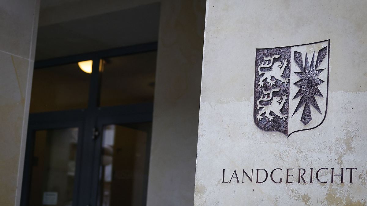 Hamburg & Schleswig-Holstein: Haftstrafe und Psychiatrie nach Raser-Fahrt mit Krankenwagen