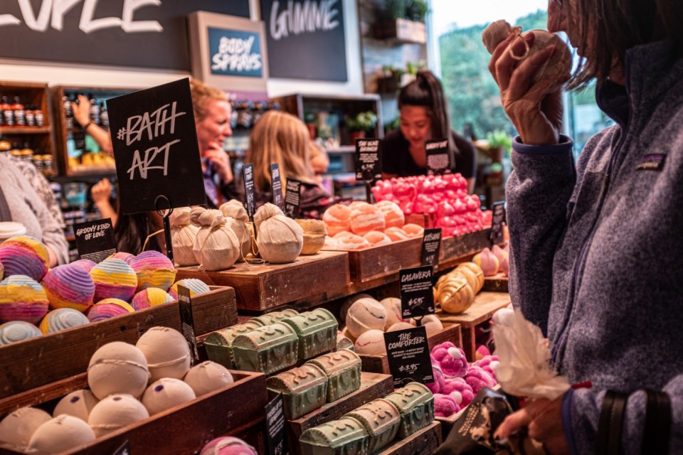 Lush schließt alle Geschäfte in Großbritannien: Grund dafür ist die Unterstützung für Palästina