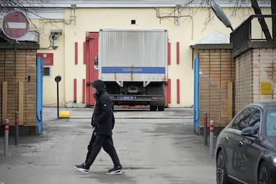 Ein Mann geht am Eingang des Lefortovo-Gefängnisses in Moskau vorbei.