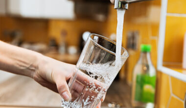 Anwohner in Wiesbaden-Dotzheim müssen sich am kommenden Montag, 15. September, auf eine vorübergehende Unterbrechung der Wasserversorgung einstellen. Zwischen 7:30 und 18:00 Uhr wird in der Daimlerstraße an der Kreuzung Flachstraße ein Wasserklappenkreuz erneuert.