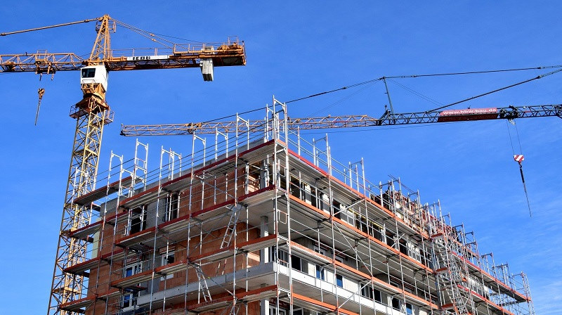 Bildbeschreibung: Ein Baugerüst vor einem Wohnhaus.