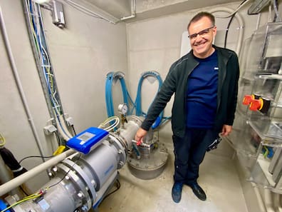 Gunnar Bandholz, Betriebsleiter der Wasseranlagen, überprüft einen der 38 Brunnen, die das Wasser zur Aufbereitung in eines der Wasserwerke pumpen.