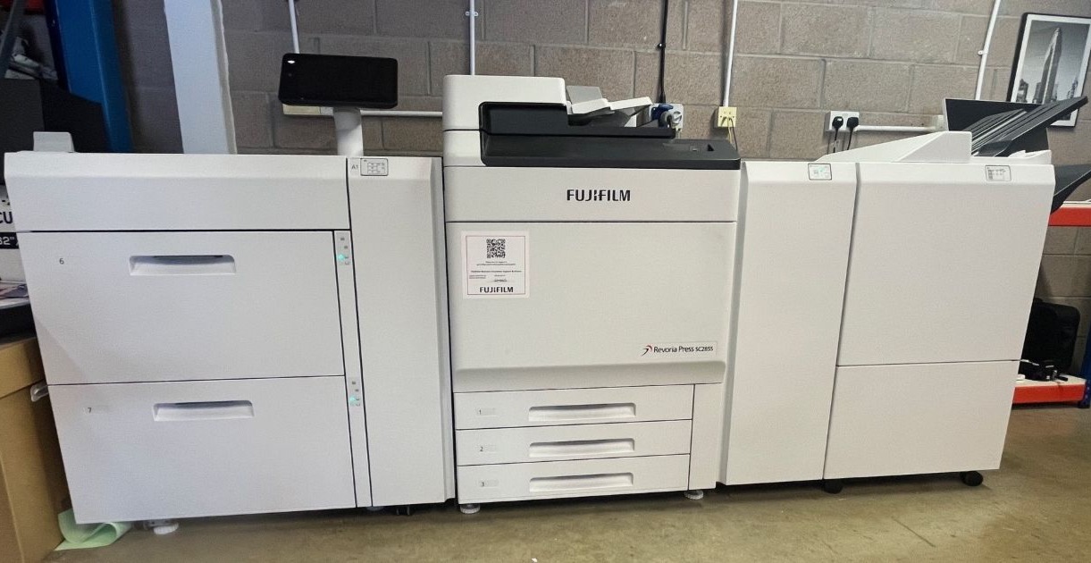 Eine Premiere in Großbritannien: XDP Digital investiert in den 5-Farben-Drucker Revoria SC285S 5UPER COLOUR