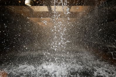 Das Wasser gelangt durch Düsen im Filterboden in den Reinwasserbehälter.