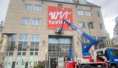 Ein riesiges Transparent am Kaufhof weist auf das „Wir“-Festival hin, das am Sonntag mit einer spektakulären Mitmach-Aktion auf Halles Marktplatz eröffnet wird.