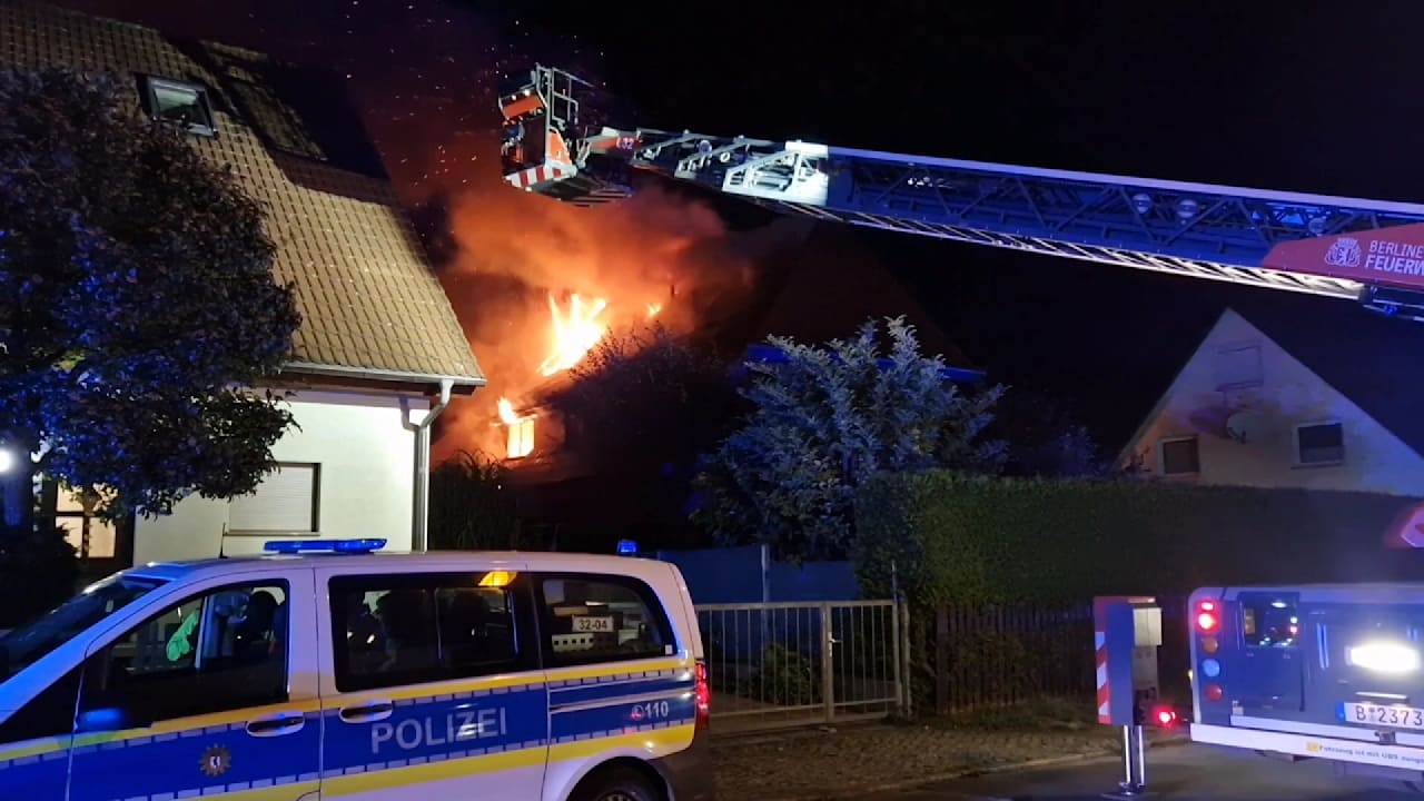 Berlin: Zwei Tote nach Hausbrand - Mordkommission ermittelt | Regional