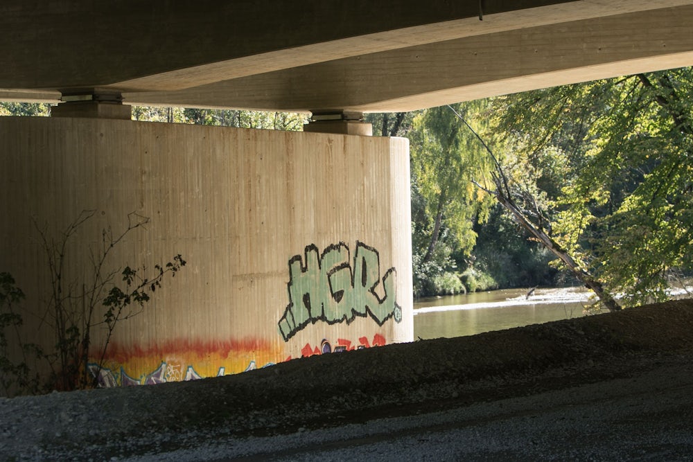 Sprayer haben die neue Isarbrücke längst entdeckt.