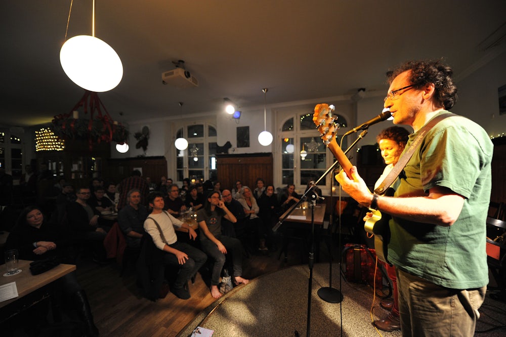 Kleine Bühne für lokale Musikerinnen und Musiker und kleiner Treffpunkt für die Nachbarschaft: Das Stragula im Westend.
