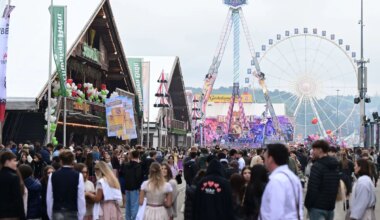 Stuttgart - Brennende Fritteuse löst Feuerwehr-Einsatz auf Wasen aus - Panorama
