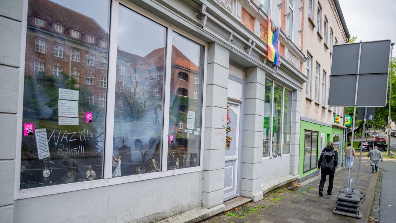 In Flensburg: Hans (60) hängt seinen Judenhass ins Schaufenster | Regional
