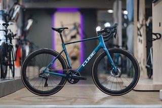 Das Cube Attain C:62 SLT Endurance-Rennrad.