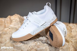 Die neuen Cube Strix MTB-Schuhe kommen in schmuckem Weiß in der Max Hartenstern-Edition