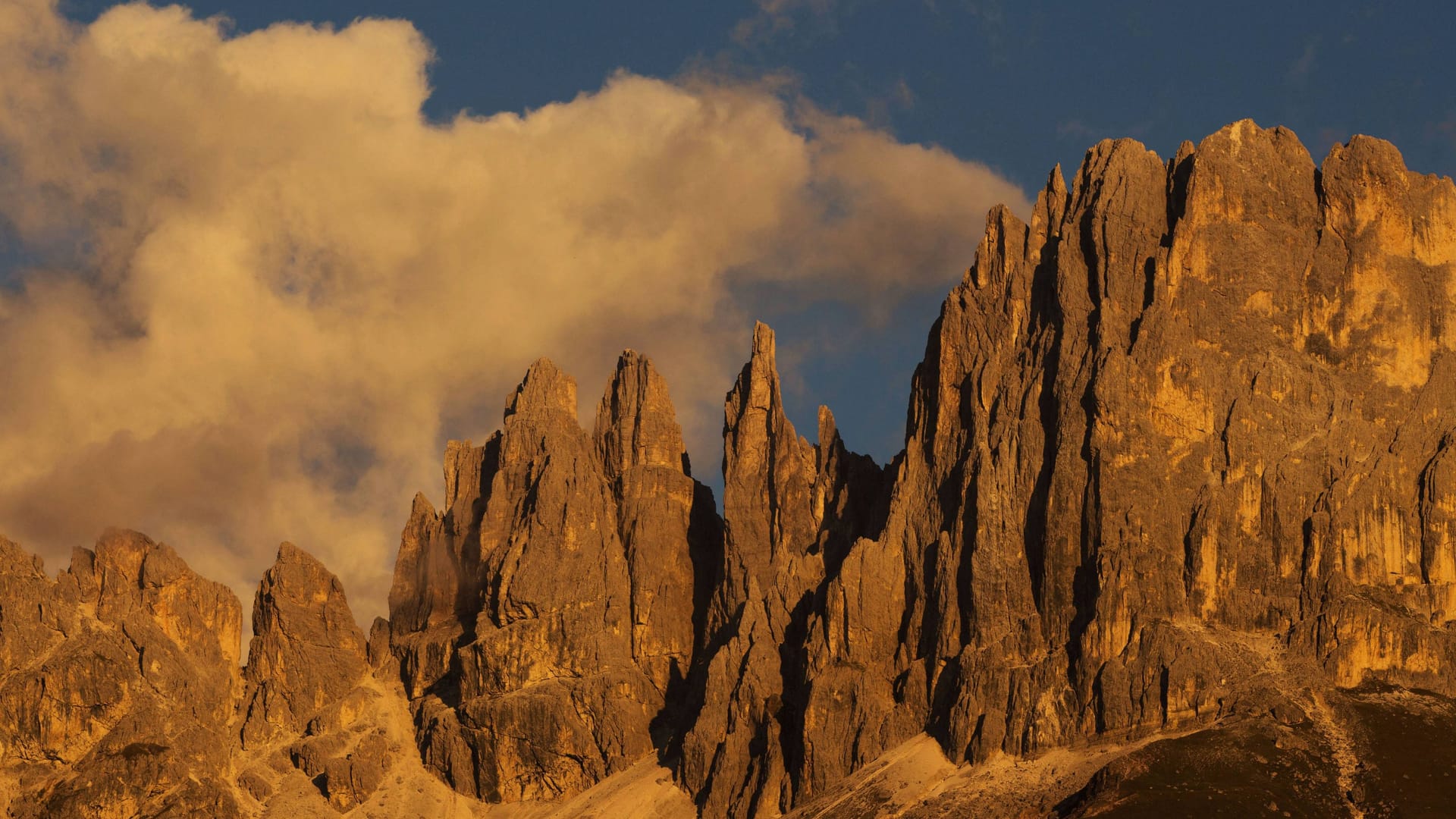 Abendsonne im Rosengarten in den Dolomiten (Archivbild): Ein Urlauber aus Berlin stürzte 60 Meter ab und starb.