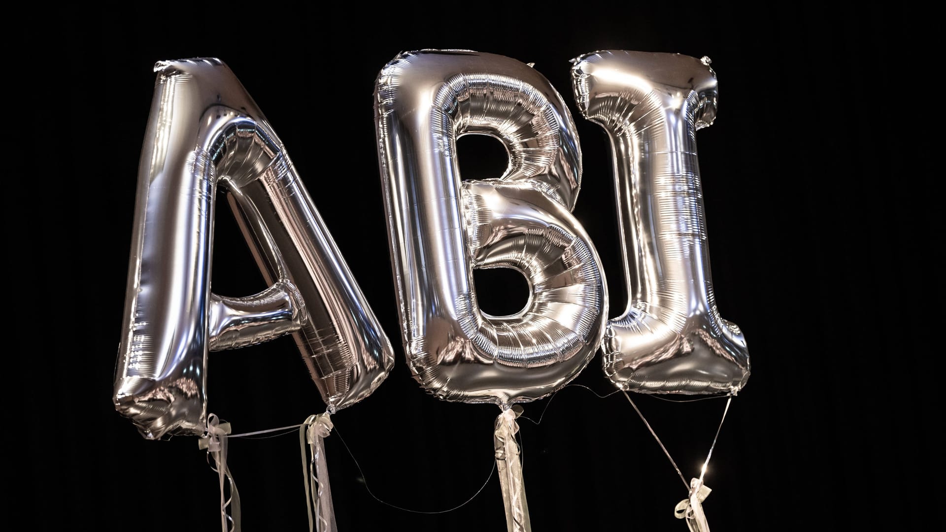 Abiturfeier mit Ballons (Symbolbild): In Gelsenkirchen droht eine Abifeier zu platzen – wegen einer Schülerin.