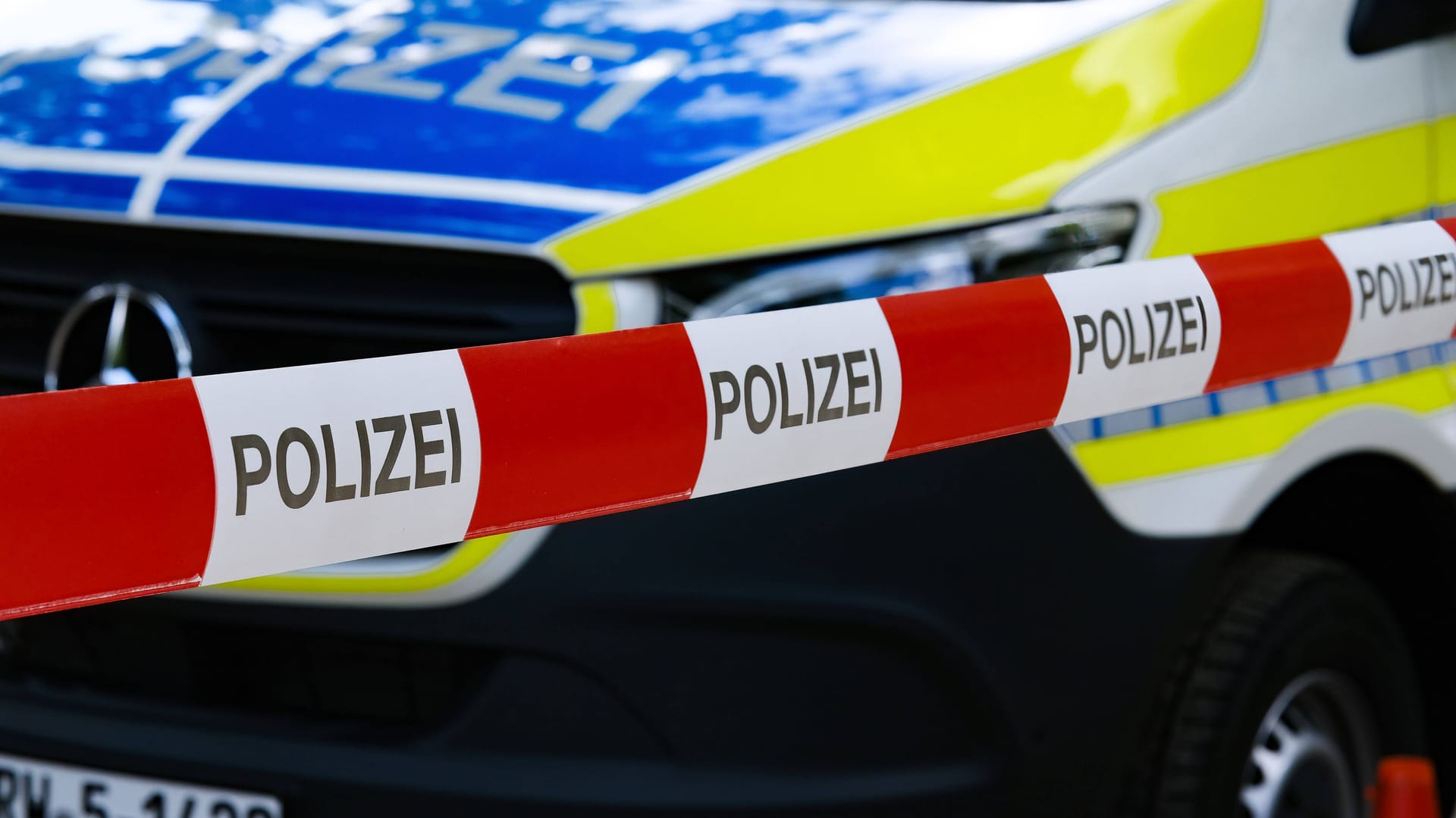 Absperrband vor Polizeifahrzeug: Verdächtiges Pulver löst Großeinsatz im DHL-Zentrum aus.