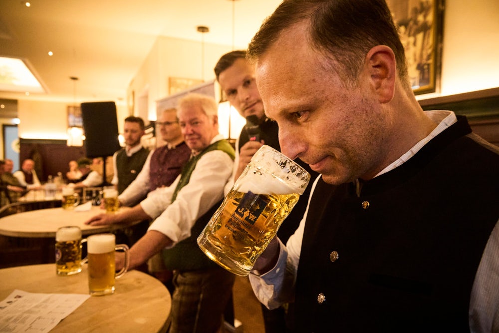 Andreas Brunner von Augustiner macht die Geruchsprobe.