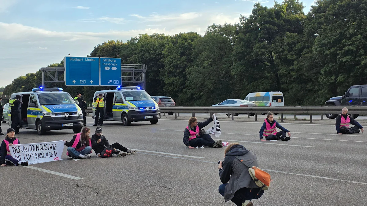 München: IAA-Kritiker blockieren A9 bei Allianz-Arena - München