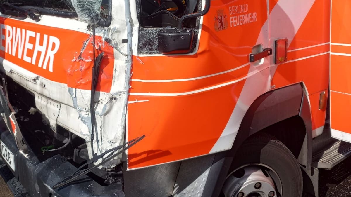 Uralt-Löschfahrzeug kracht gegen Reisebus – Haben die Bremsen versagt? | Regional