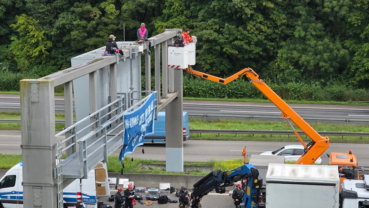 München: IAA-Kritiker blockieren A9 bei Allianz-Arena - München