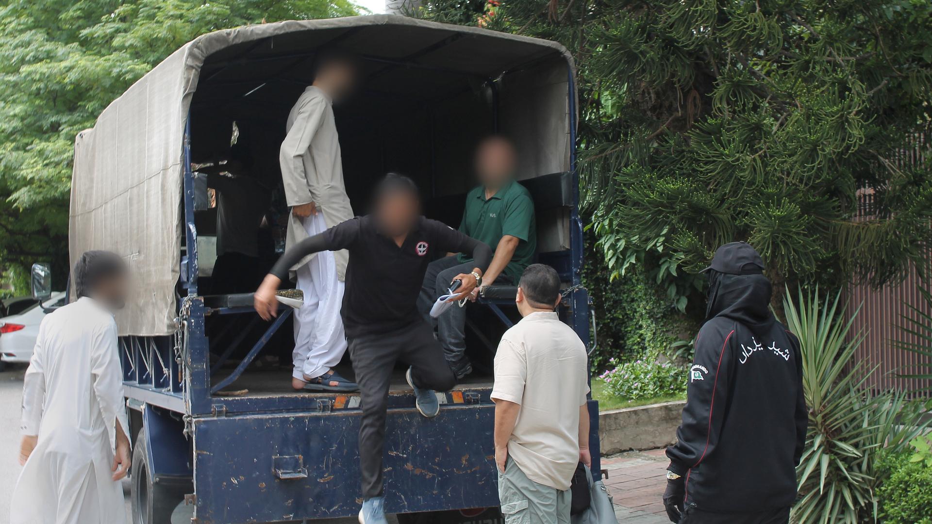 Afghanen aus dem Bundesaufnahmeprogrammen, die gerade in einem Gästehaus festgenommen wurden, sitzen und stehen in einem Transporter, mit dem sie in ein Abschiebezentrum gebracht werden sollen. 