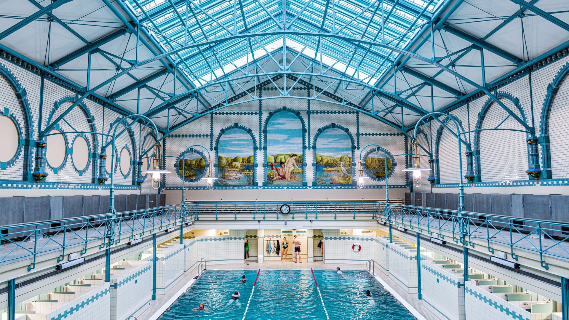 Alte Halle des Stadtbads Charlottenburg (Archivbild): Es ist das älteste Bad seiner Art in Berlin.