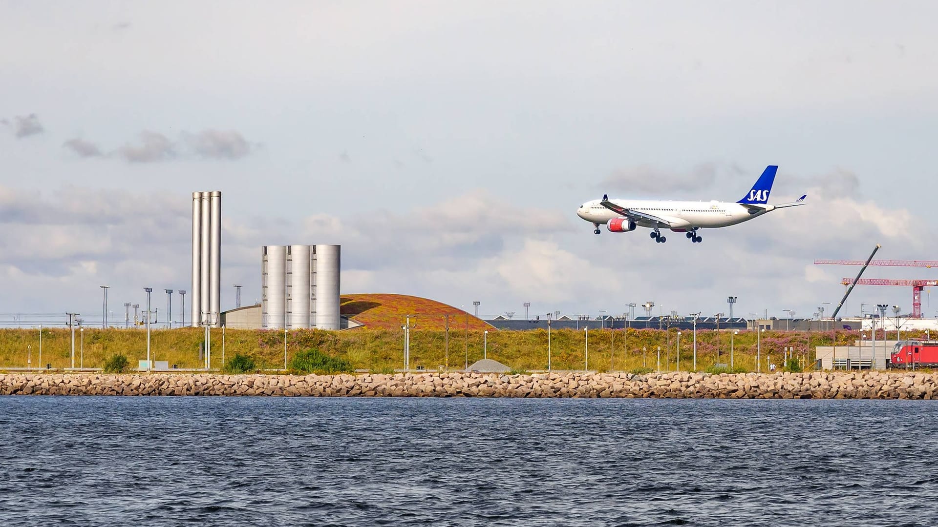 Anflug auf den Flughafen Kastrup: Kopenhagens Airport liegt direkt am Öresund, einer viel befahrenen Wasserstraße.