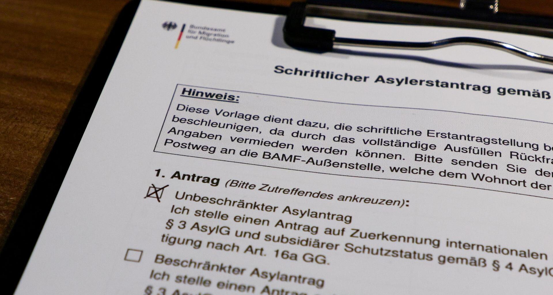 Ein Formular für einen Erstantrag auf Asyl, angekreuzt ist das Feld Unbeschränkter Asylantrag