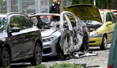 Auto explodiert bei mutmaßlichem Anschlag direkt vor 22-Jährigem – Anwohner berichten