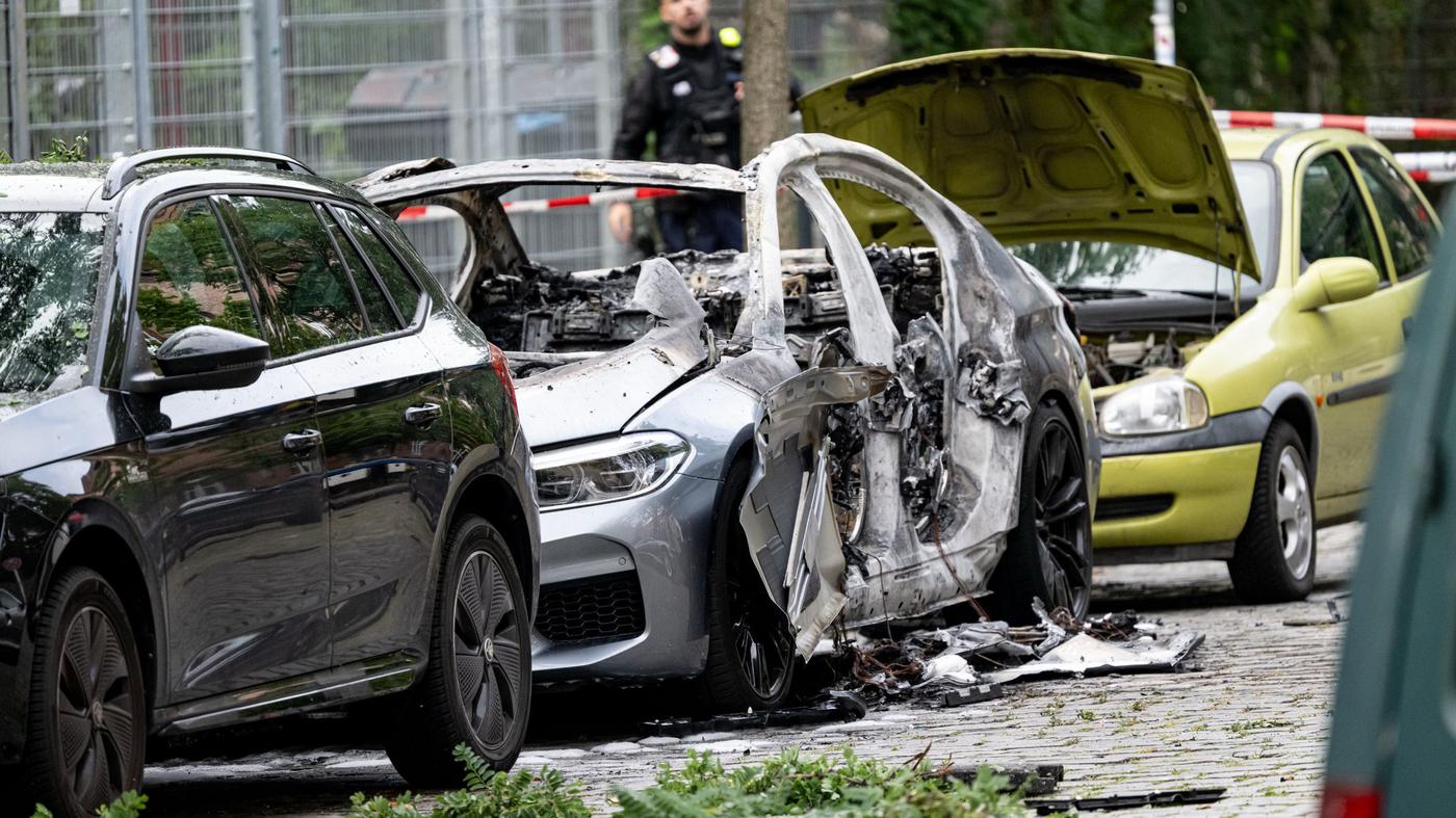 Auto explodiert bei mutmaßlichem Anschlag direkt vor 22-Jährigem – Anwohner berichten
