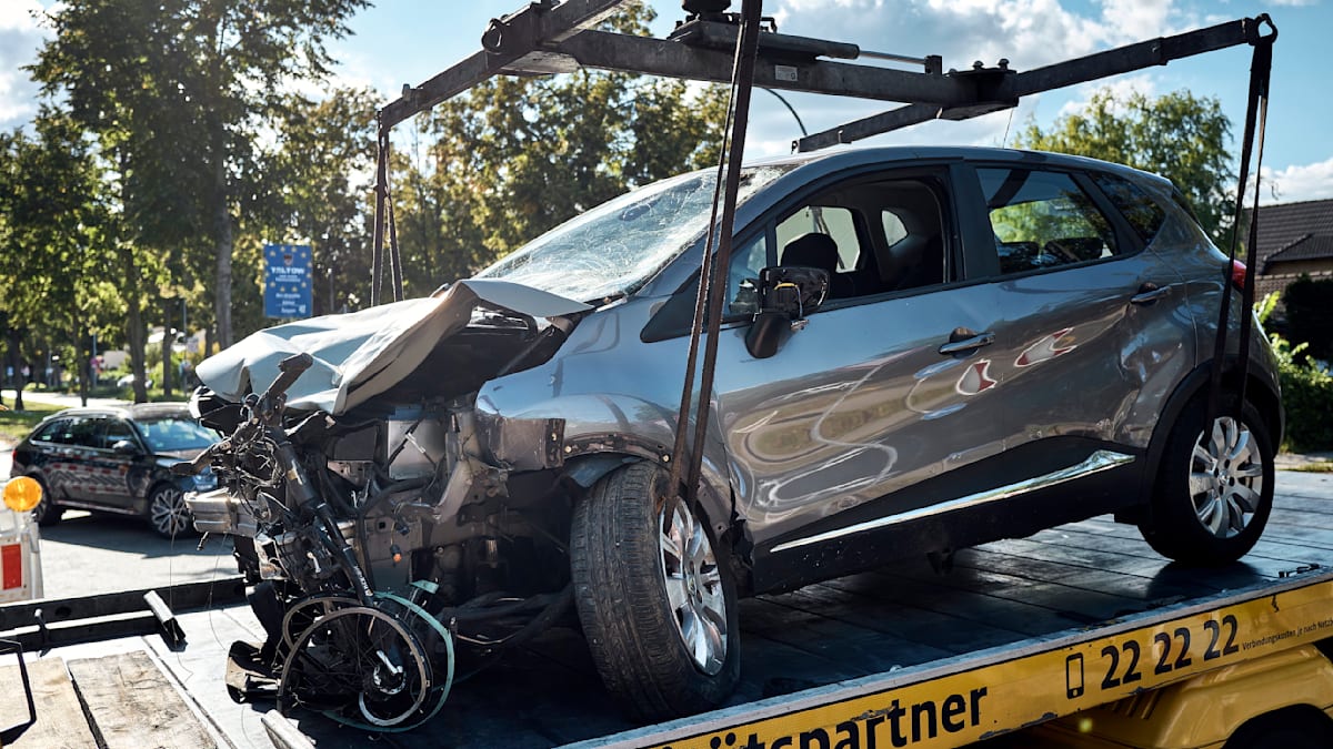 Berlin: Autofahrer beißt Beifahrer Fingerkuppe ab und fährt Radfahrer tot