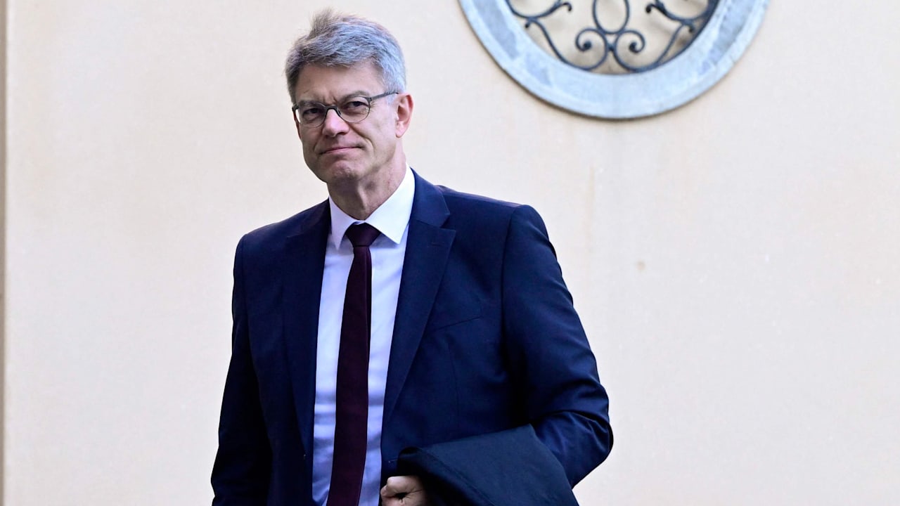 Kabinettssitzung: Verkehrsminister mit Kreislauf-Kollaps in Klinik gebracht | Politik