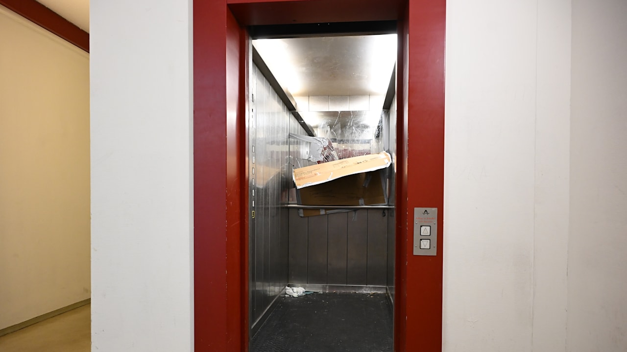 Aufzug kaputt! Rentner stirbt im Treppenhaus des 18. Stocks | Regional