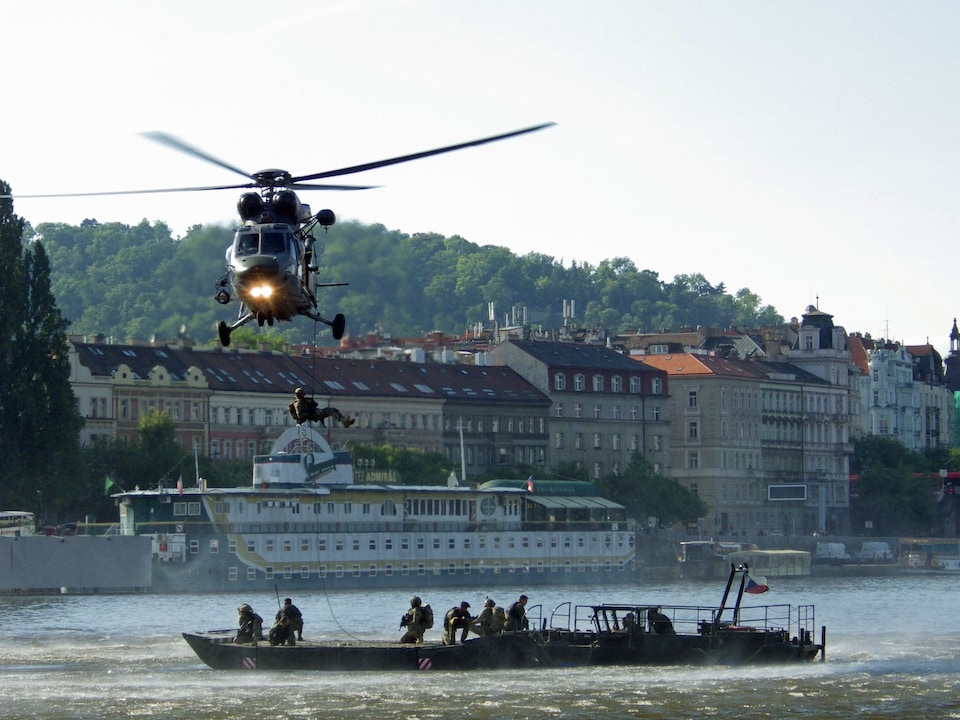Die tschechische Armee präsentiert bei einem Tag für die Öffentlichkeit am Moldau-Ufer in Prag ihre Fähigkeiten.