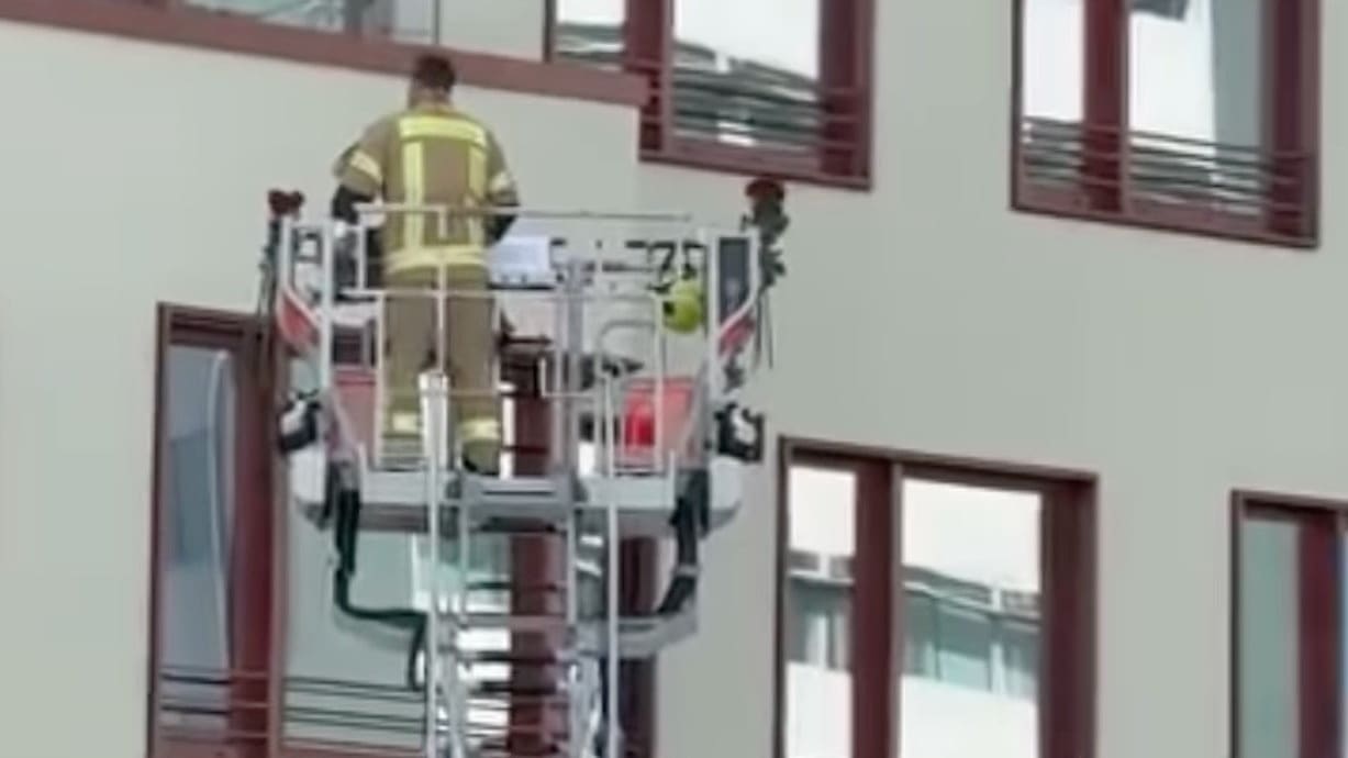 Feuerwehrmann macht Antrag auf Drehleiter – mit Sirenen und Blaulicht | Regional