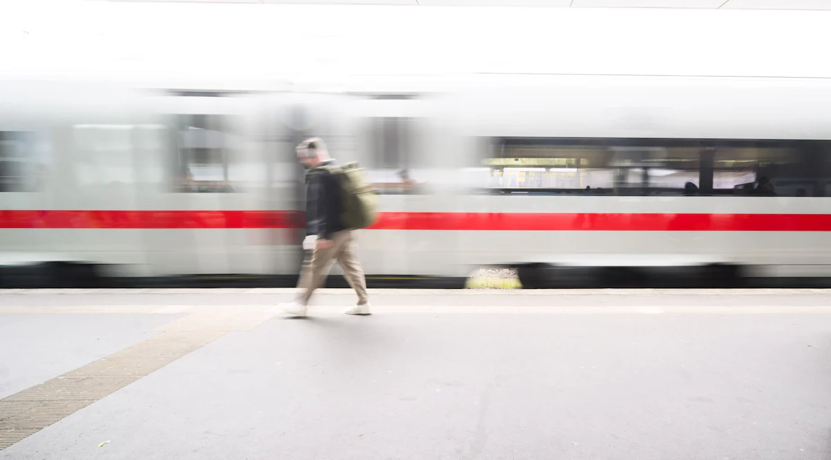 Verspätungen und Ausfälle - Bahnverkehr zwischen Hannover und Berlin bleibt gestört - Wirtschaft