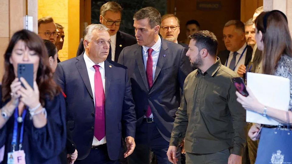 Der ungarische Ministerpräsidentin Viktor Orban gemeinsam mit dem spanischen Premier Pedro Sanchez und dem ukrainischen Präsidenten Wolodymyr Selenskyi in Granada im Oktober 2023.<span class="copyright">Ludovic Marin/AFP/Getty Images</span>