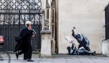 Das Foto zeigt ein Kunstwerk von Banksy. Zu sehen ist ein Richter, der einen Demonstranten im Royal Courts of Justice in London mit einem Hammer schlägt.