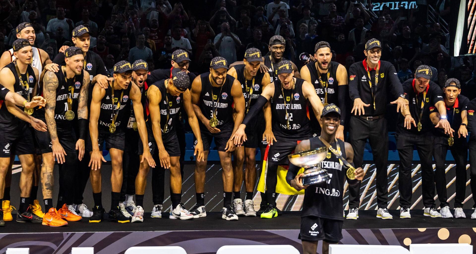 Deutschlands Basketball-Nationalmannschaft jubelt nach dem Sieg im EM-Finale in Riga.