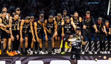 Deutschlands Basketball-Nationalmannschaft jubelt nach dem Sieg im EM-Finale in Riga.